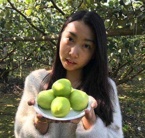 苹果缩小版的水果
:水果中的“维C丸”，是苹果的20倍，常吃血压悄悄降，养颜还护肝